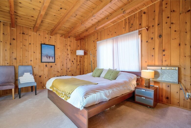 Classic 1960s Cottage On 10 Acres With Jacuzzi!