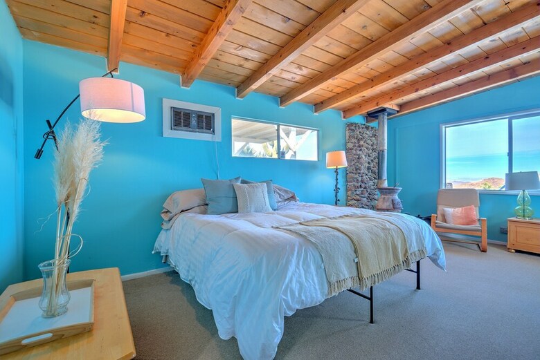 Classic 1960s Cottage On 10 Acres With Jacuzzi!