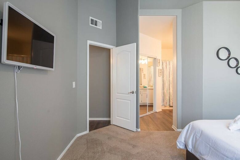 Apartamento Modern Quiet Home - 15 Minutes To Strip With Pool!