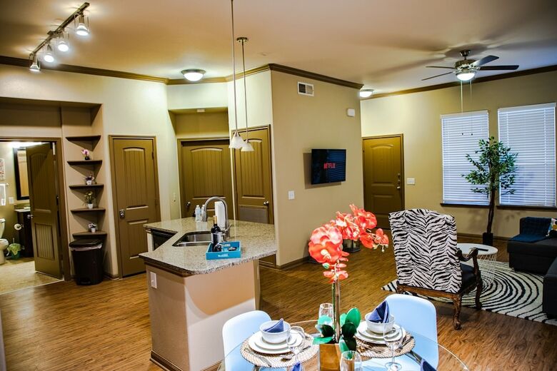 Stunning Modern Home Gated Community Pool & Gym