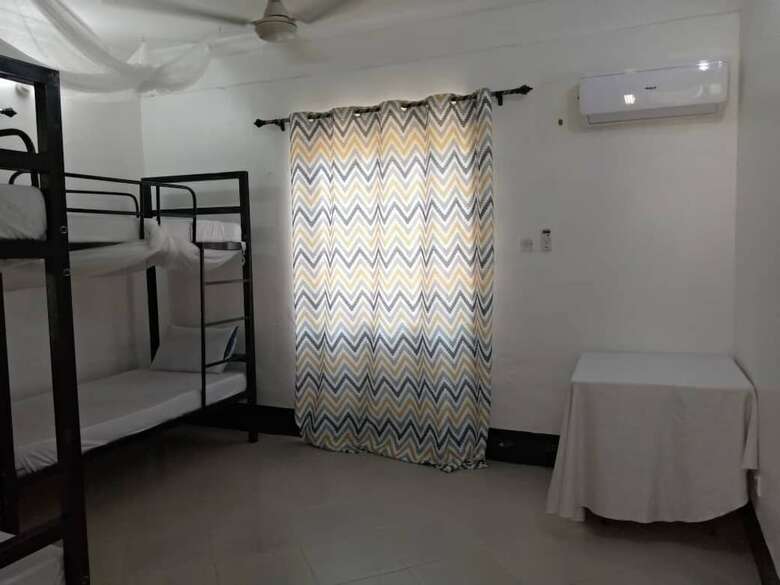 Hostal L & J Modern Backpackers