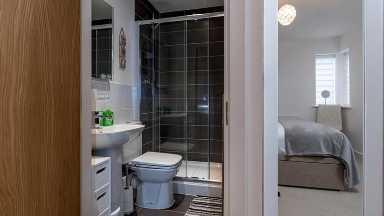 Modern Apartment In Deganwy With Parking