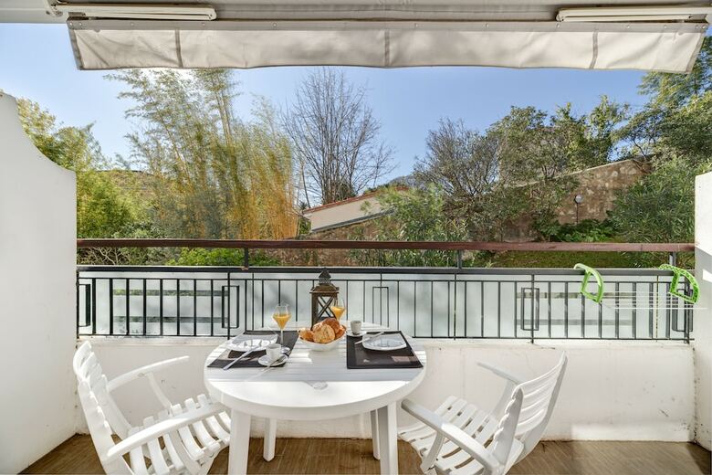 Sunny Apartment With A Romantic Balcony