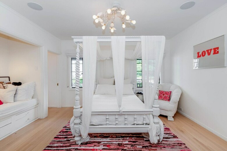 Pearl Of The Hollywood Hills