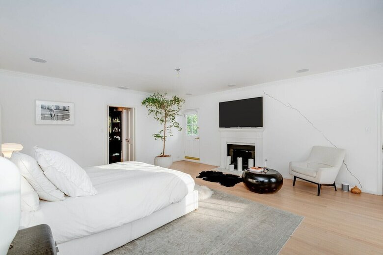 Pearl Of The Hollywood Hills