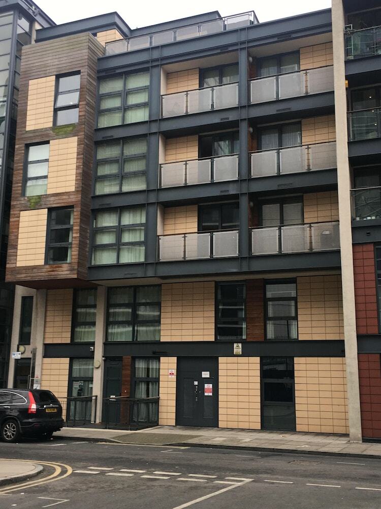 Modern Apartment With London At Your Door Step