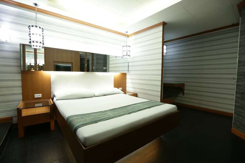 Hotel Victoria Court Gil Puyat