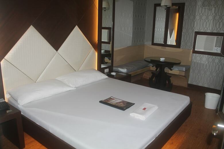 Hotel Victoria Court Gil Puyat