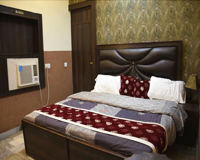 Hotel Lucky Restaurant And Guest House