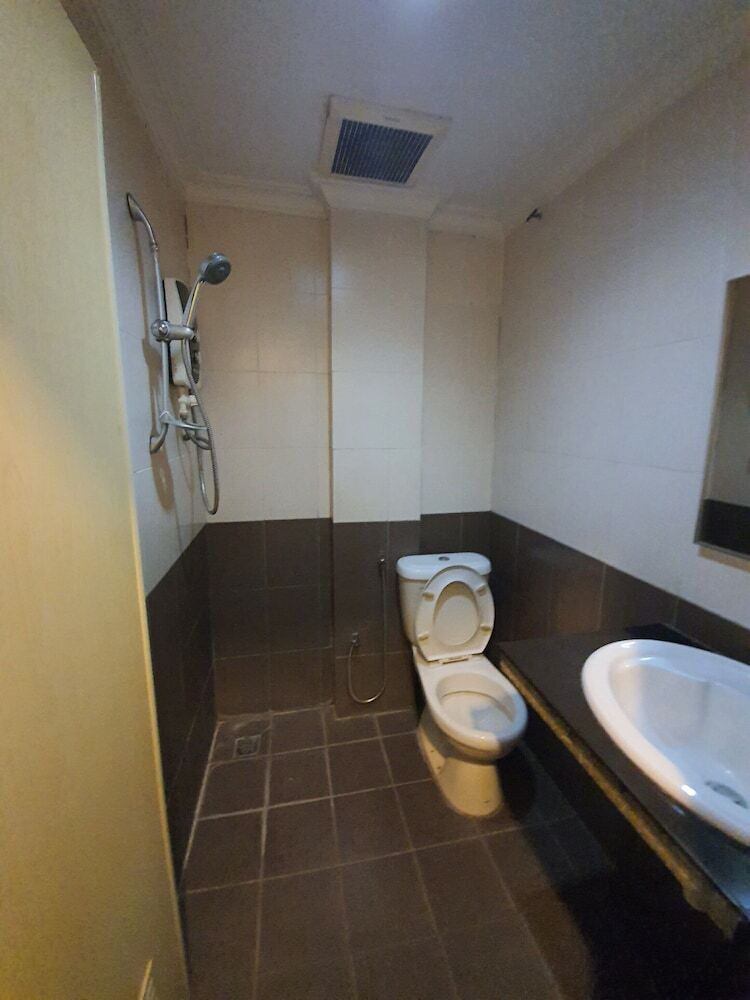 Oyo 89970 Dg Hotel