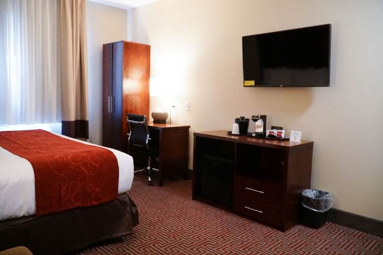 Hotel Lotus Blu Inn & Suites