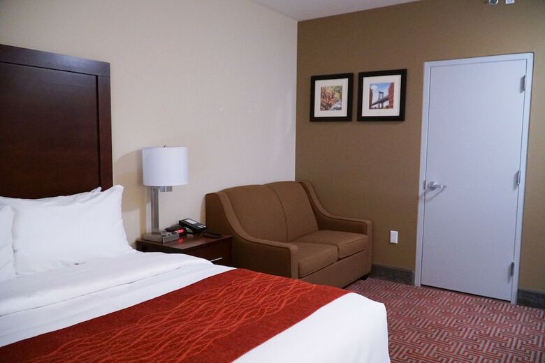 Hotel Lotus Blu Inn & Suites