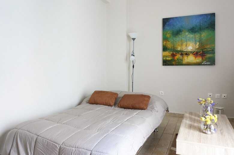 Koukaki Confidential Sleek Urban Apartment