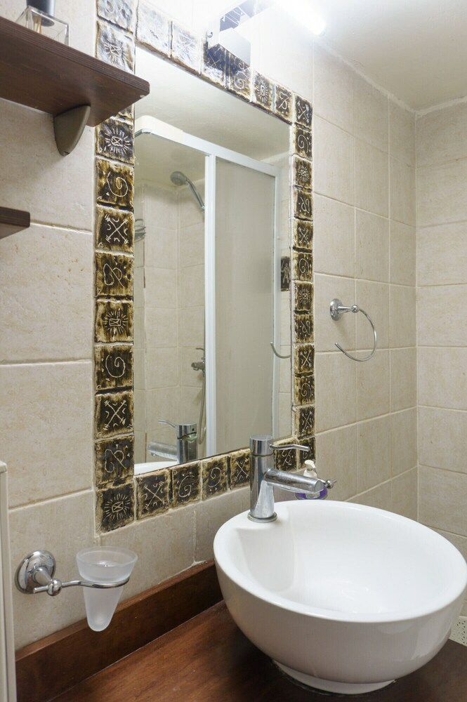 Koukaki Confidential Sleek Urban Apartment