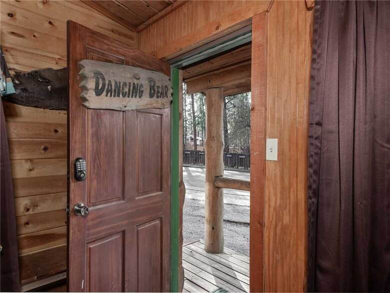 Cabana Dancing Bear, 2 Bedrooms, Front Porch, Midtown, Sleeps 6