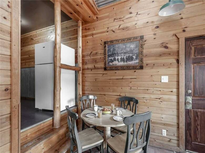 Cabana Dancing Bear, 2 Bedrooms, Front Porch, Midtown, Sleeps 6