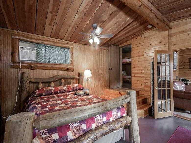 Cabana Dancing Bear, 2 Bedrooms, Front Porch, Midtown, Sleeps 6