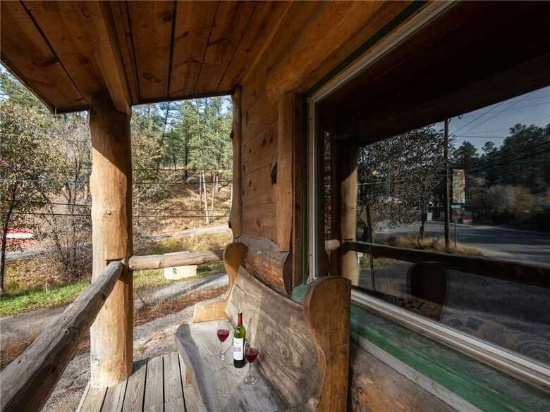 Cabana Dancing Bear, 2 Bedrooms, Front Porch, Midtown, Sleeps 6