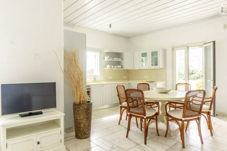 Villa Benjamin Button With Pool In Agrari Beach