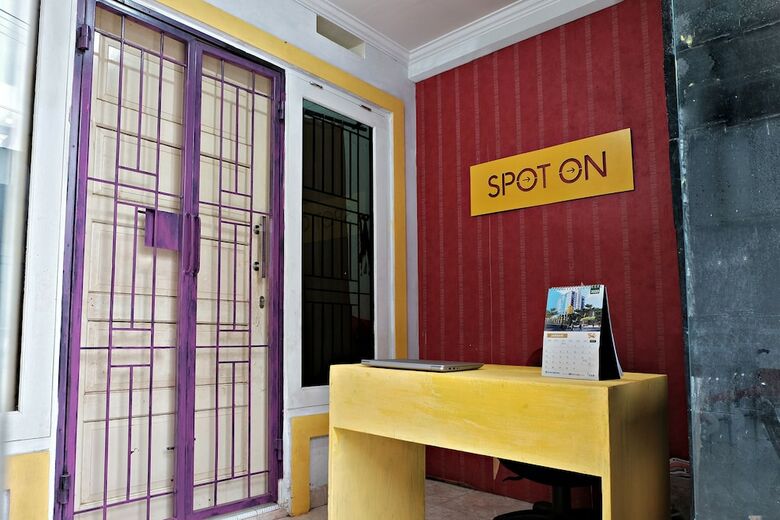 Hostal Spot On 2742 R5 Homestay