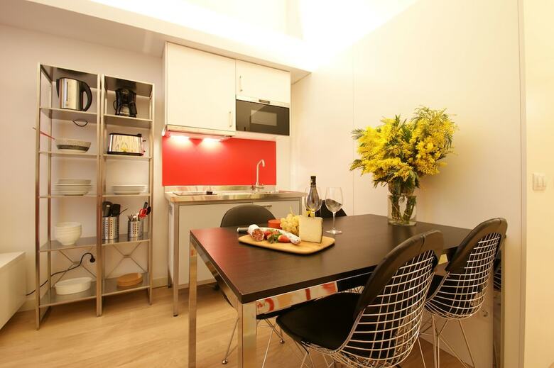 Short Stay Group Borne Pop Art Serviced Apartments