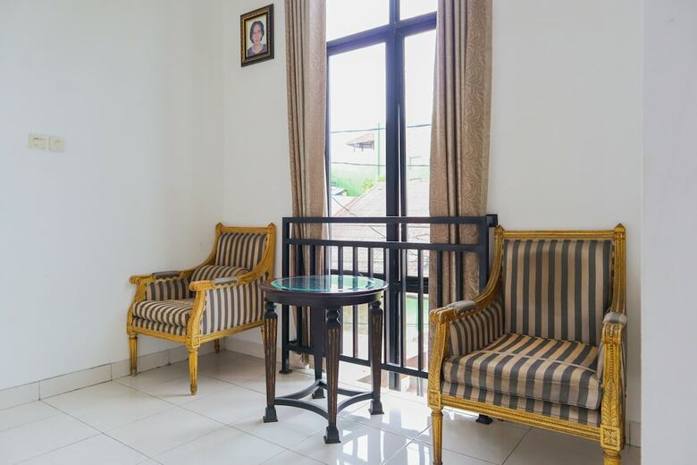 Hostal Oyo 2636 Paulus Residence