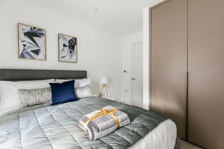 Luxury 1 Bed Apartment In Olympia Kensington