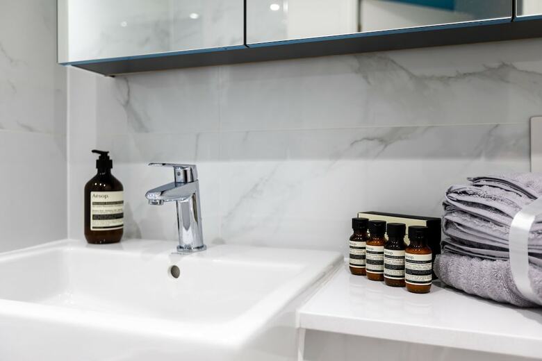 Luxury 1 Bed Apartment In Olympia Kensington