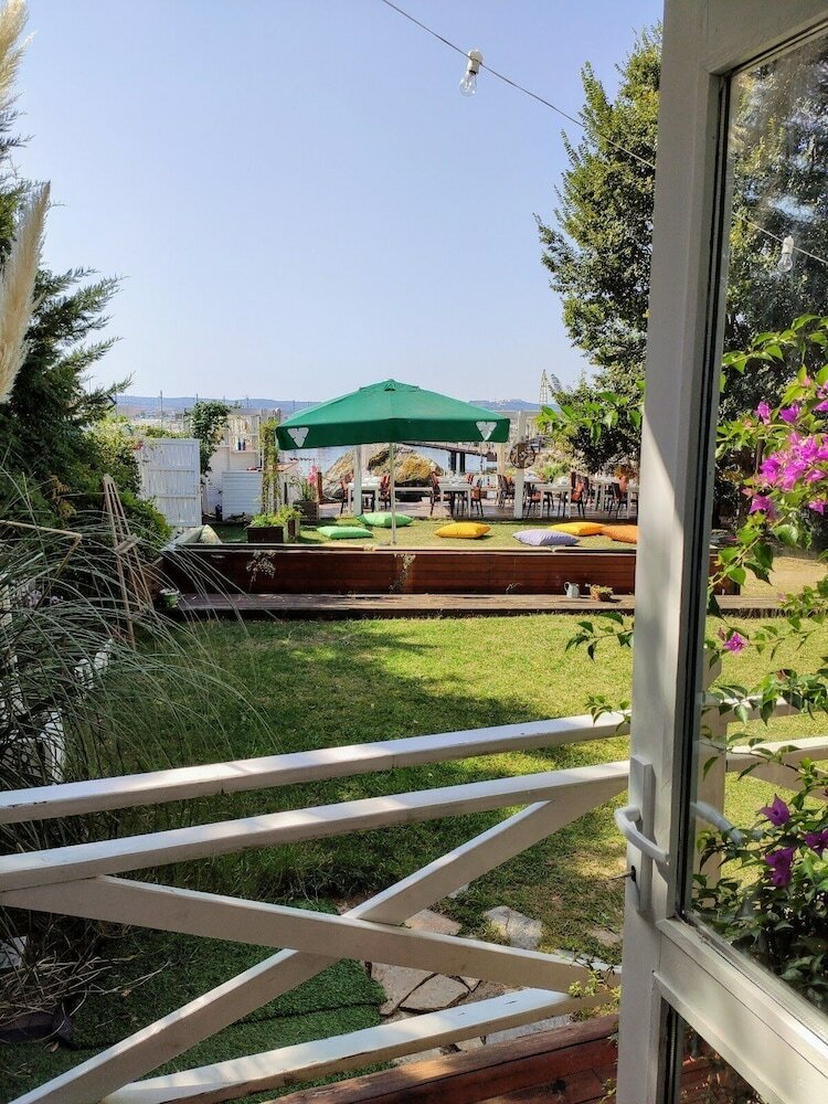 Hotel Lotus Restaurant & Home