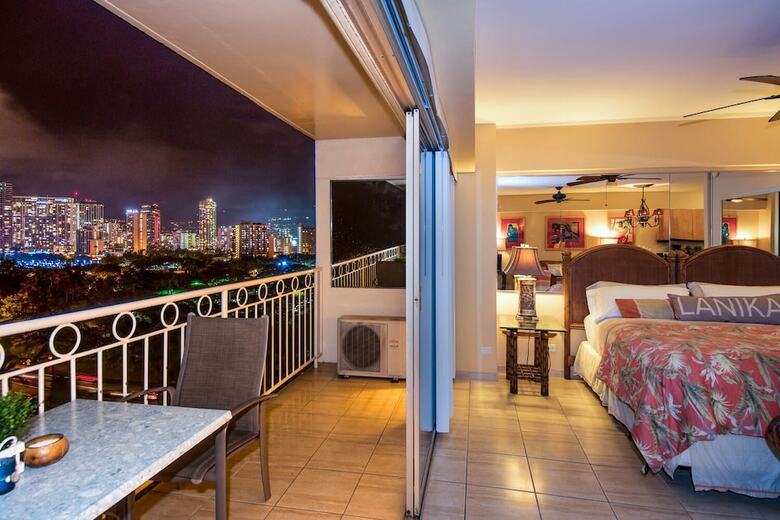 Beach Front Waikiki Shore 1116