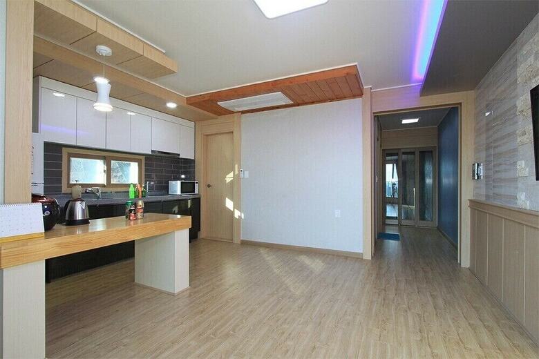 Nuri (Blue Road Town Pension