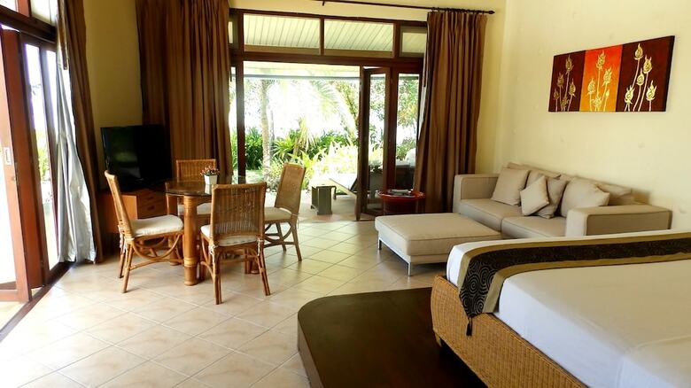3 Bedroom Beach Front Villa Sea Breeze