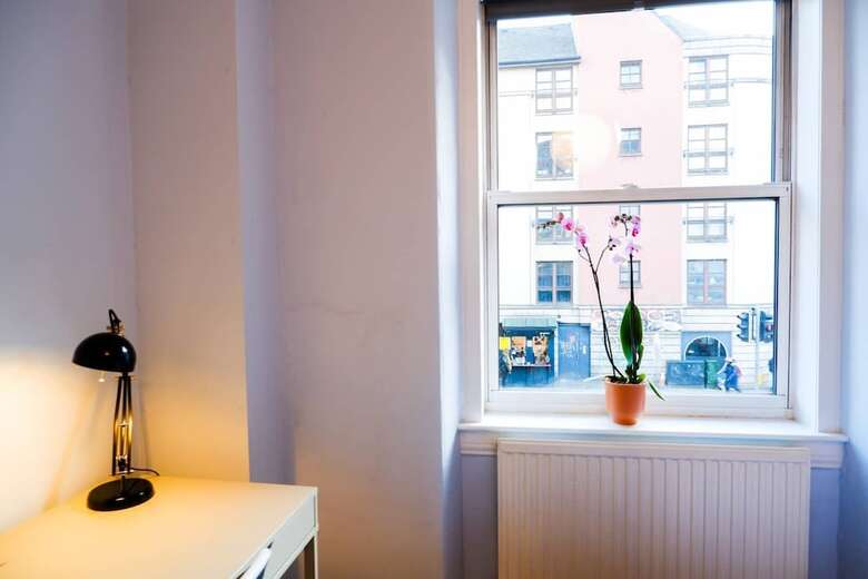 Welcoming And Spacious 2 Bedroom Apartment In Central Bristo Square