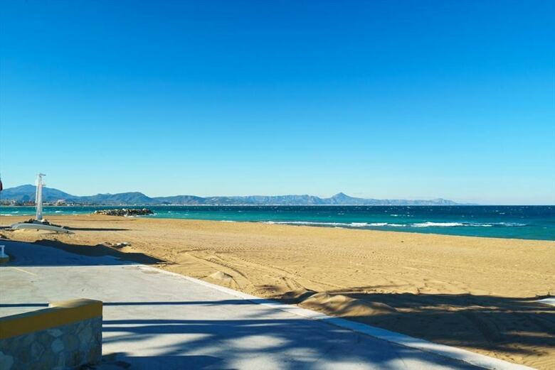 Fantastic First Beach Line Attic Apartment, Sleep7