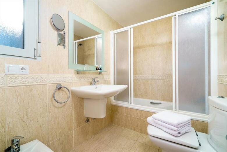 Fantastic First Beach Line Attic Apartment, Sleep7