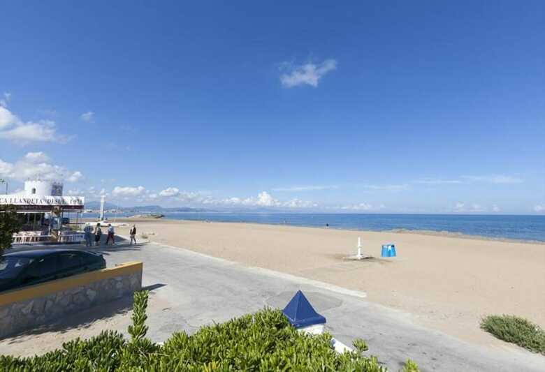 Fantastic First Beach Line Attic Apartment, Sleep7