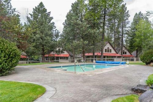 Circle 4 Cabin 2 By Village Properties At Sunriver