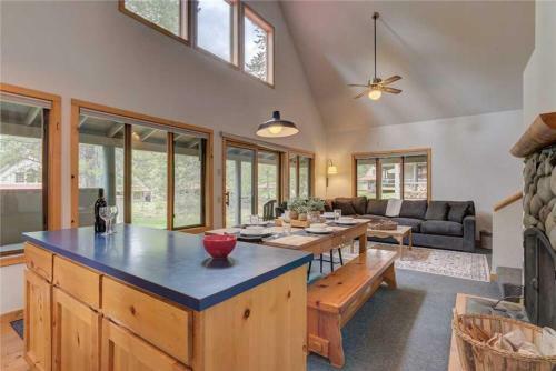 Circle 4 Cabin 2 By Village Properties At Sunriver