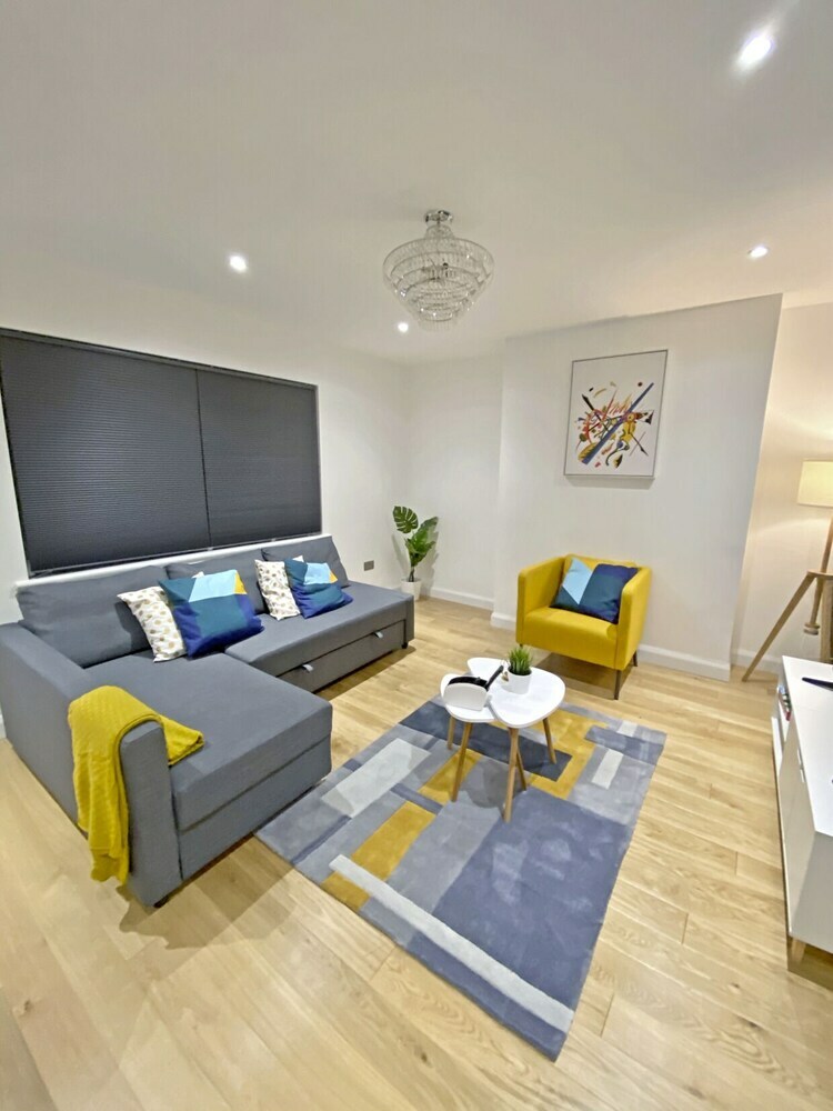 Simeon Suites By Eaa Homes