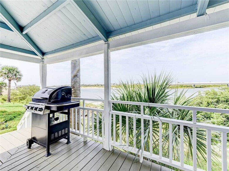 The Historic Hut, 3 Bedrooms, Beach Front, Sleeps 6