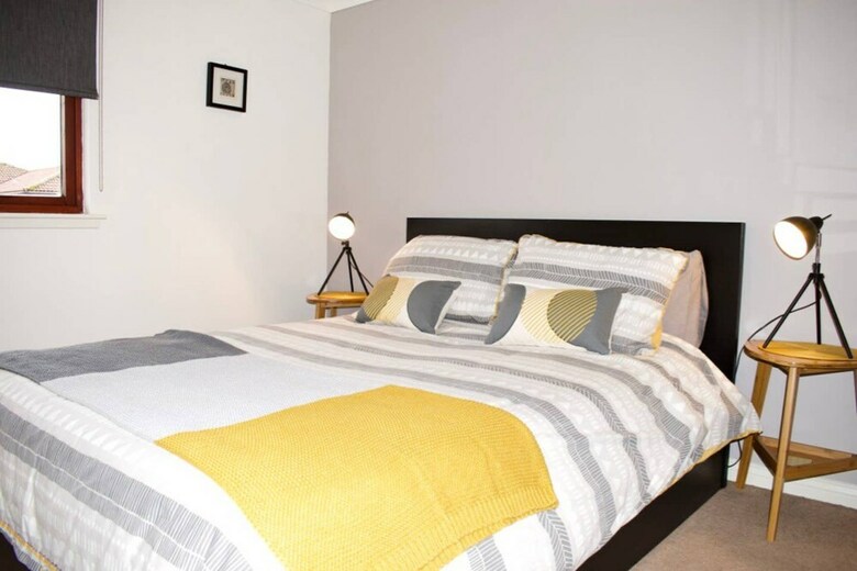 Modern And Bright Inverleith Apartment
