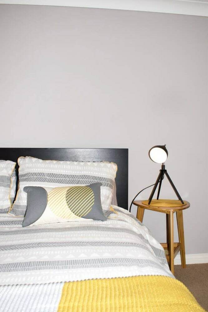 Modern And Bright Inverleith Apartment