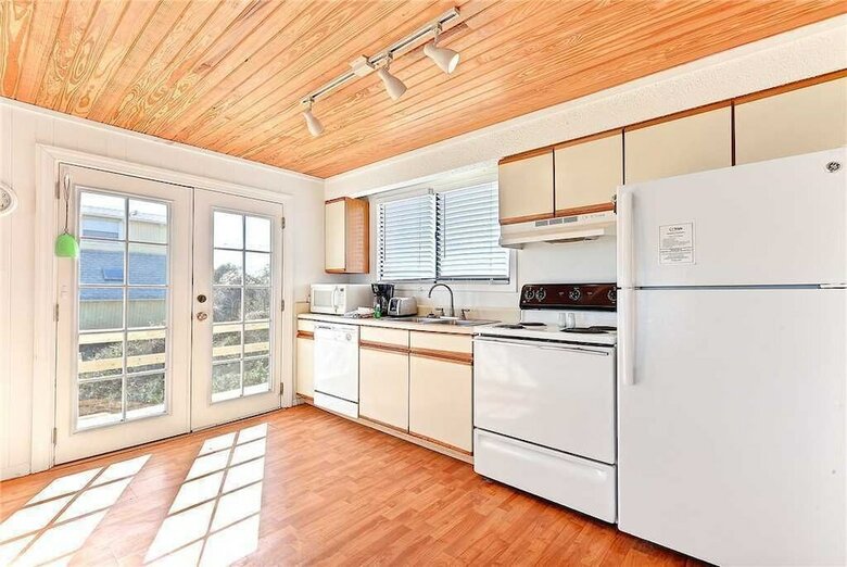 Hostal Harmony Beach House, 3 Bedrooms, Ocean Front, Large Deck, Sleeps 6