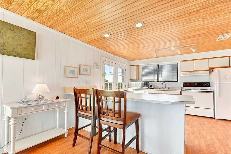 Hostal Harmony Beach House, 3 Bedrooms, Ocean Front, Large Deck, Sleeps 6