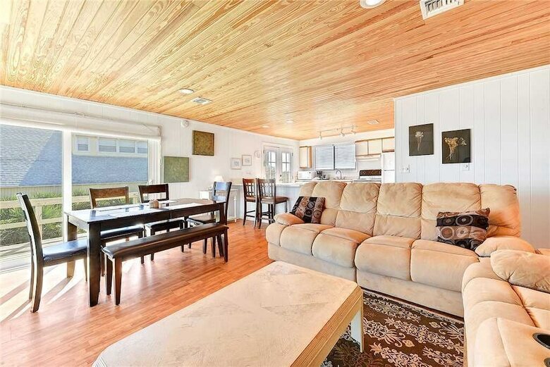 Hostal Harmony Beach House, 3 Bedrooms, Ocean Front, Large Deck, Sleeps 6