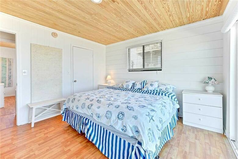 Hostal Harmony Beach House, 3 Bedrooms, Ocean Front, Large Deck, Sleeps 6