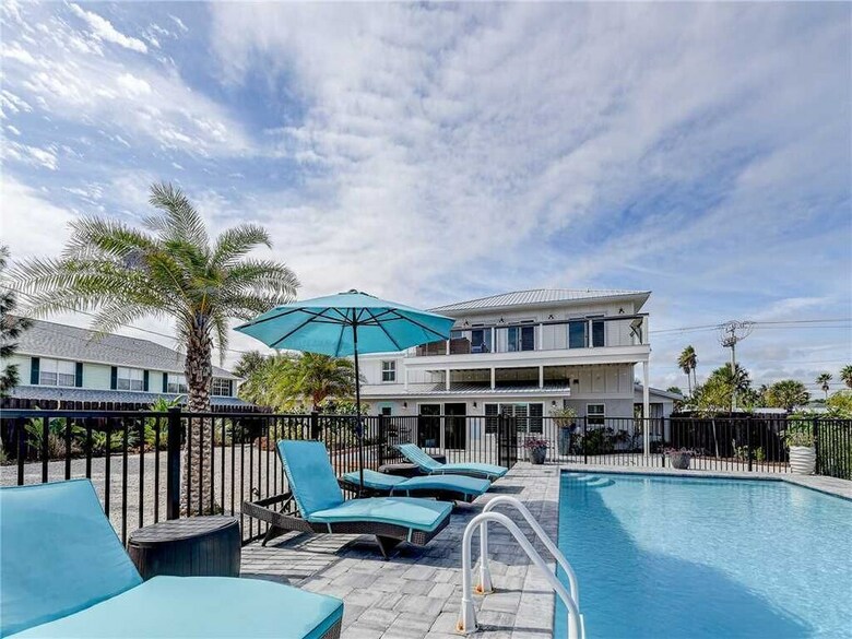 Sea Spray Beach House, 5 Bedrooms, Private Pool, Sleeps 17