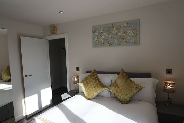 Apartamentos Nec Airport Shortstay