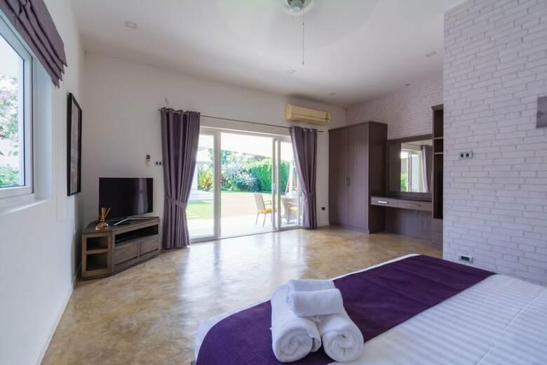 Luxury 5 Bedroom Pool Villa Js