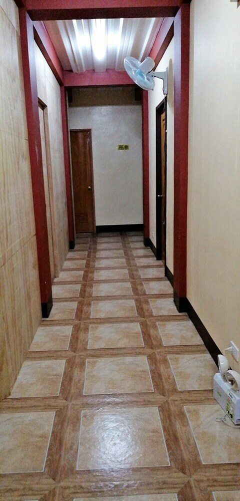 Hostal Yolly's Tourist Inn Hostel - Adults Only